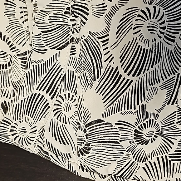 OLD NAVY Pixie Fit Short - Picture 4 of 6